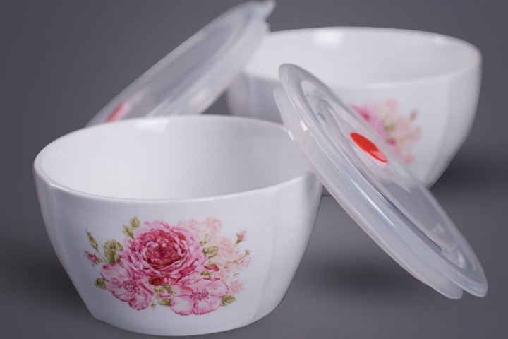 釉上彩碗具采用大中小设计便于摆放