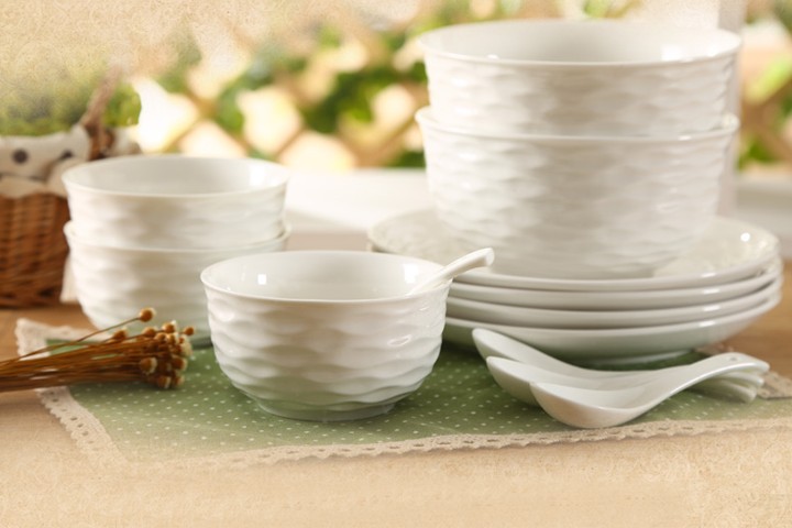 碗具与餐桌的搭配